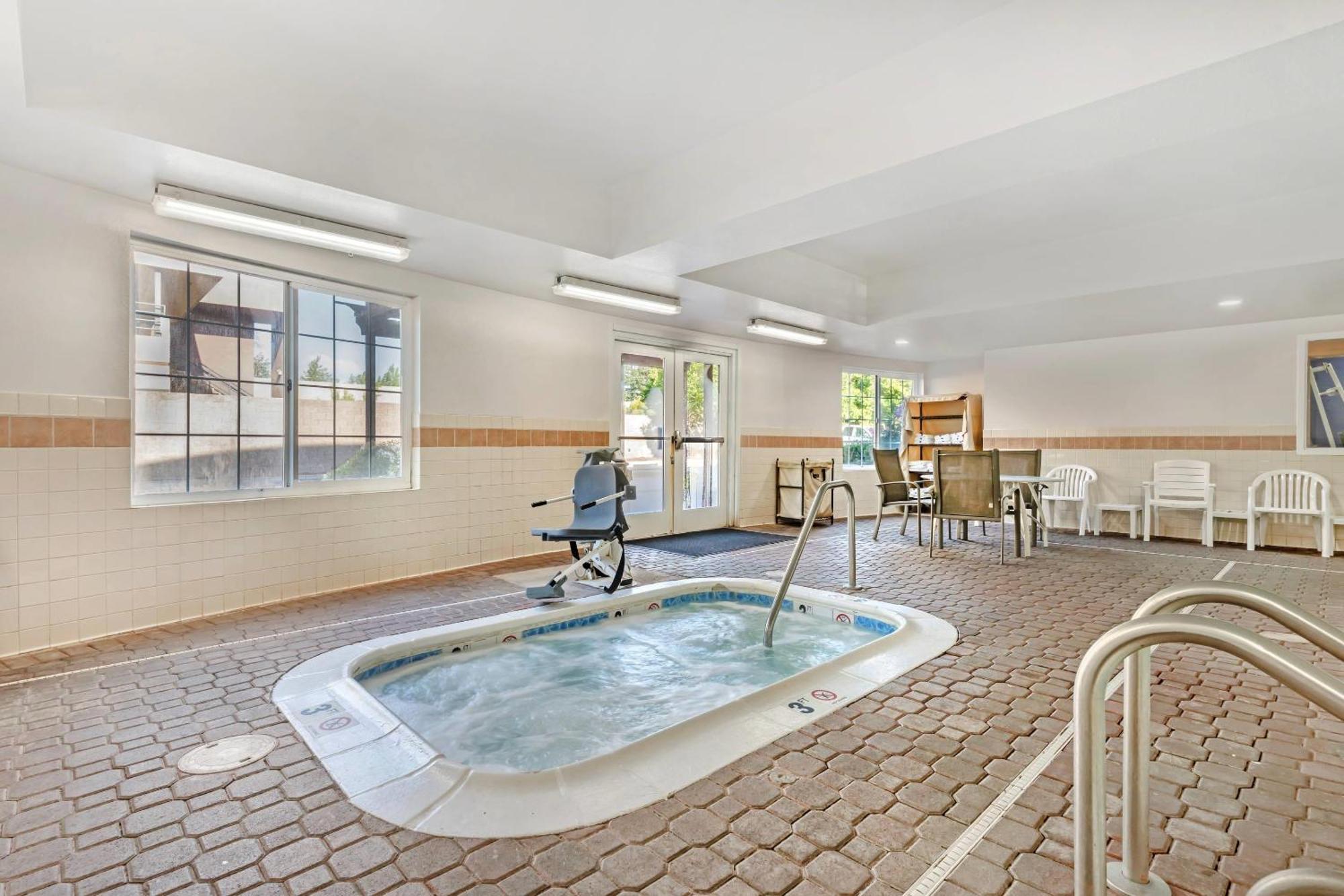 Comfort Inn & Suites Sacramento - University Area Exterior foto